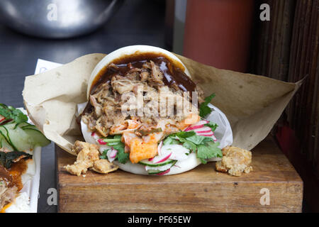 Mercato sano cibi, tirato wrap di maiale e insalata mista Foto Stock