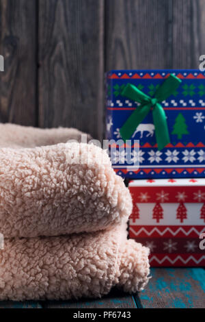 Vuoto di lana, Abete rami, giocattoli di Natale e confezioni regalo. Natale accogliente in stile rustico. Lana Merinos coperta. Foto Stock