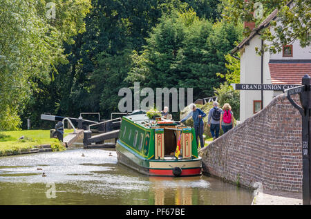 Il canottaggio sulla Stratford upon Avon Canal a Kingwood Junction, Lapworth, Warwickshire, Inghilterra, Regno Unito Foto Stock