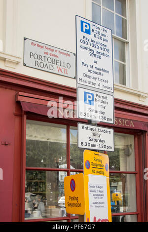 Le restrizioni per il parcheggio sulla segnaletica della Londra Portobello Road, Londra, W11, Regno Unito Foto Stock