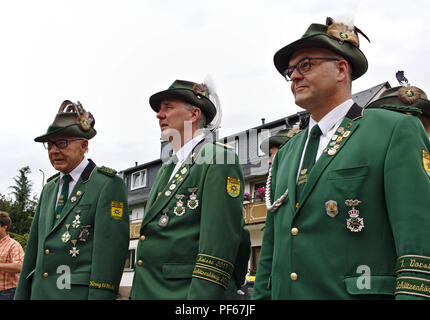 Usseln, Germania - Luglio 29th, 2018 - membri senior di un fucile club indossano i loro tradizionali uniformi verde a una sfilata alla tiratori giusto Foto Stock