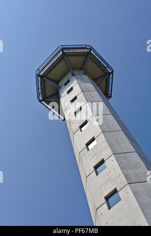 Willingen, Germania - 4 agosto 2018 - La torre Hochheide sul Monte Ettelsberg davanti a un cielo blu Foto Stock