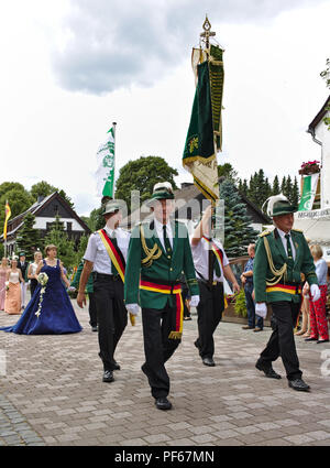 Usseln, Germania - Luglio 29th, 2018 - fucile i soci del club nel loro tradizionale uniformi verde portano una grande bandiera in una sfilata alla tiratori giusto Foto Stock