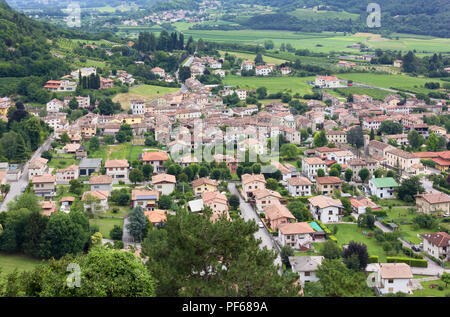 Borgo di Cison di Valmarino visto da Castelbrando, nel vino Prosecco regione, Italia Foto Stock