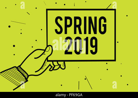 Testo della scrittura primavera 2019. Concetto significato periodo dell'anno in cui i fiori luogo seguente stagione invernale man mano che tiene la carta di comunicazione delle informazioni Foto Stock