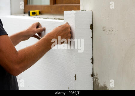 Schiuma di poliuretano espanso rigido per isolamento termico delle  tubazioni. Alta qualità di schiuma di poliuretano non brucia. Materiale  ecologico per la produ Foto stock - Alamy