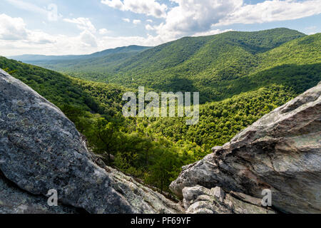 Vista dalla parte superiore della poiana Rock escursione sul Monte Massanutten nei Monti Appalachi della Virginia occidentale, vicino al Parco Nazionale di Shenandoah Foto Stock