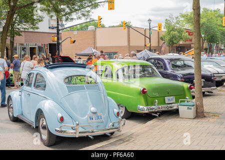 Centinaia di vintage e di collettore linea di automobili le vie del centro di Orillia Ontario durante l annuale Downtown Car Show. Foto Stock