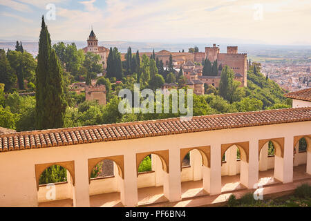 Vista su tutta la città di Granada da i giardini di Generalife in Andalusia Spagna Foto Stock