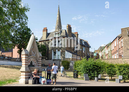 A Dyce Fontana potabile e la guglia di san Leonard Chiesa, Streatham verde, Streatham, London Borough of Wandsworth, London, England, Regno Unito Foto Stock