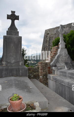 Vista del cimitero nel villaggio medievale di St Paul de Vence in Provenza, Francia Foto Stock