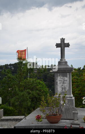 Vista del cimitero nel villaggio medievale di St Paul de Vence in Provenza, Francia Foto Stock