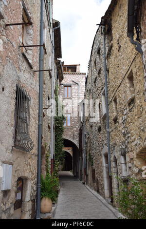 Panorami e scene di strada dal villaggio di Tourettes-Sur-Loup, Provenza, Francia Foto Stock