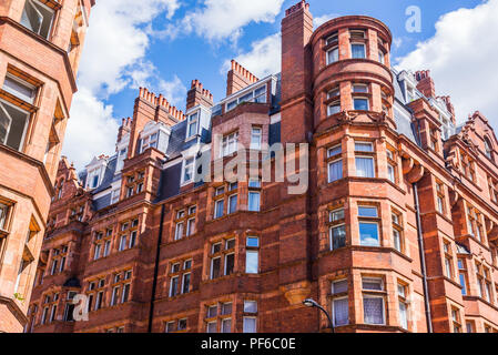 Opulenti britannico a schiera vittoriana residenziale lussuoso edificio in mattoni rossi a Mayfair, London, Regno Unito Foto Stock