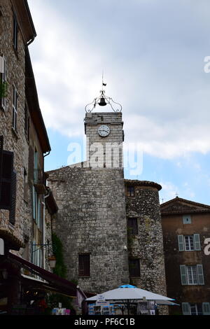 Panorami e scene di strada dal villaggio di Tourettes-Sur-Loup, Provenza, Francia Foto Stock