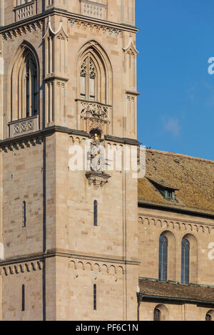 Vista parziale della cattedrale Grossmunster a Zurigo, Svizzera. La cattedrale è un noto punto di riferimento architettonico della città. Foto Stock