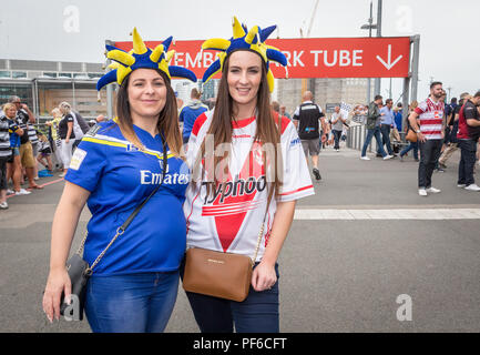 27 Agosto 2016 - Warrington Lupi Rugby League Supporters percorsa per lo stadio di Wembley in battaglia con scafo in Ladbrokes Challenge Cup Foto Stock