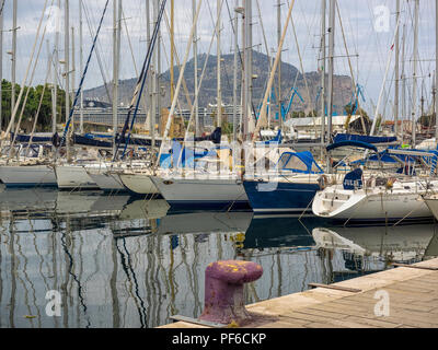 PALERMO, SICILIA, ITALIA - 21 MAGGIO 2018: Barche a Marina nel Porto Vecchio (la Cala) Foto Stock