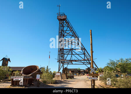 Goldfield Ghost Town è situato sulla cima di una piccola collina tra il Superstition Mountains e l'Goldfield montagne, l'insediamento di Goldfield ha ottenuto il suo Foto Stock