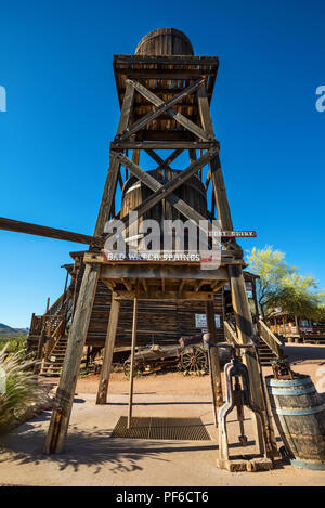 Goldfield Ghost Town è situato sulla cima di una piccola collina tra il Superstition Mountains e l'Goldfield montagne, l'insediamento di Goldfield ha ottenuto il suo Foto Stock