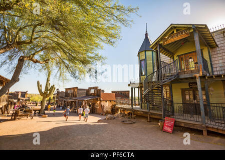 Goldfield Ghost Town è situato sulla cima di una piccola collina tra il Superstition Mountains e l'Goldfield montagne, l'insediamento di Goldfield ha ottenuto il suo Foto Stock