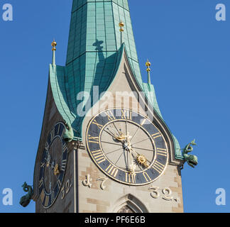 Vista parziale del campanile della cattedrale di Fraumunster a Zurigo, Svizzera. La torre è un noto punto di riferimento architettonico della città. Foto Stock