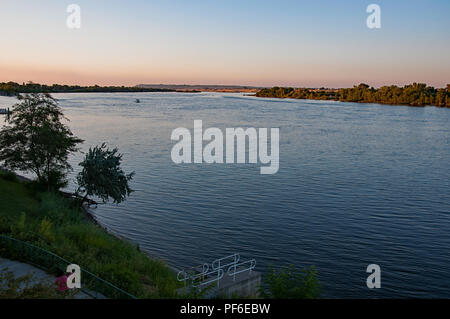 Il paesaggio del fiume Columbia nello Stato di Washington nella regione di Tri-Cities di Richland, Washington. Foto Stock