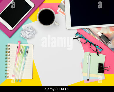 Ufficio femminile scrivania spazio di lavoro laici piana. Vista superiore foto di area di lavoro con foglio di carta bianco mock up , tazza da caffè, notepad e donna fashion mag Foto Stock