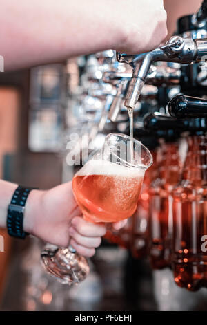 Barman professionali a versare birra del primo toccare Foto Stock