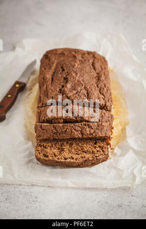 Il cioccolato vegano pane di zucchine, sfondo bianco. Pulire il concetto di mangiare. Foto Stock