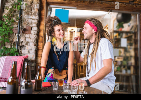 Dai capelli scuri che indossa la donna bella accessori cerchi al fidanzato Foto Stock