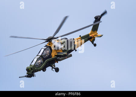 TAI Agusta Westland T129 ATAK attacco elicottero militare a Farnborough Airshow internazionale FIA, aeronautica, aerospaziale trade show Foto Stock