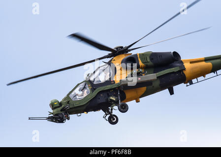 TAI Agusta Westland T129 ATAK attacco elicottero militare a Farnborough Airshow internazionale FIA, aeronautica, aerospaziale trade show Foto Stock