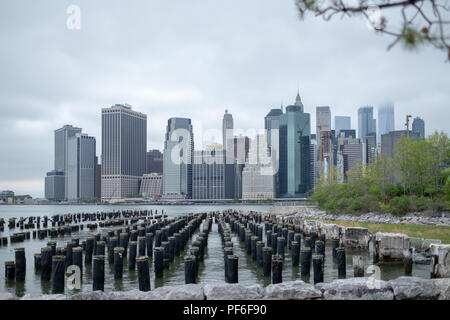 Skyline di New York con doghe in legno nella parte anteriore di esso Foto Stock