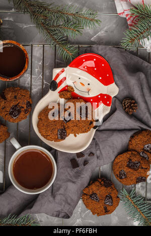 Biscotti di Natale con cioccolato e cacao, lo sfondo grigio. Sfondo di Natale concetto. Foto Stock