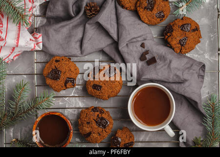 Biscotti di Natale con cioccolato e cacao, lo sfondo grigio. Sfondo di Natale concetto. Foto Stock