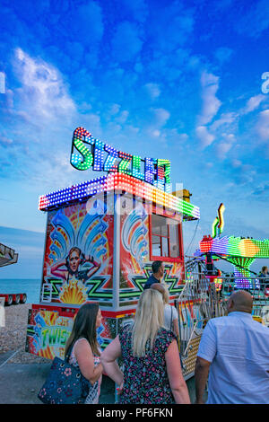 Vivacemente colorato parco di divertimenti a Worthing seafront in Inghilterra Foto Stock