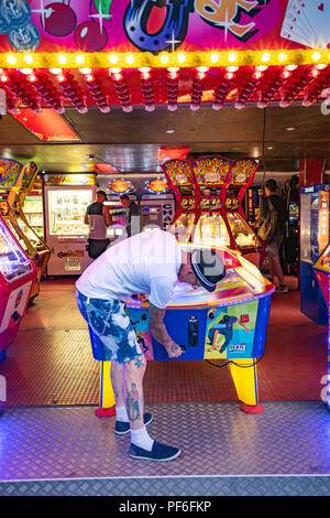 Vivacemente colorato parco di divertimenti a Worthing seafront in Inghilterra Foto Stock