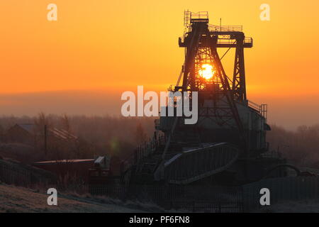 La silhouette della essere1150 che è conservato il walking Dragline a RSPB St Aidan il parco naturale vicino a Leeds Foto Stock