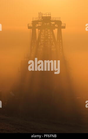 La silhouette della essere1150 che è conservato il walking Dragline a RSPB St Aidan il parco naturale vicino a Leeds Foto Stock