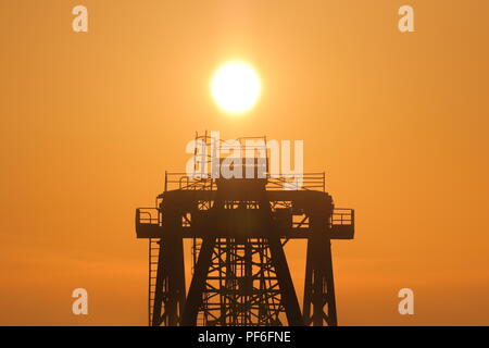 La silhouette della essere1150 che è conservato il walking Dragline a RSPB St Aidan il parco naturale vicino a Leeds Foto Stock