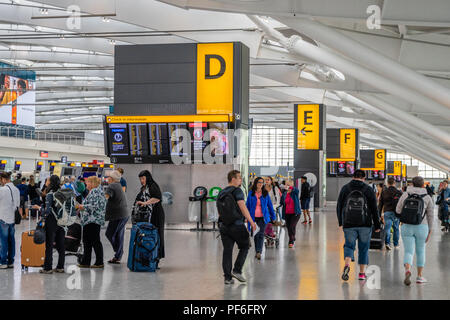 Scena di occupato all'interno dell'aeroporto di Londra Heathrow Terminal 5 building area check in, l'aeroporto di Heathrow, England, Regno Unito Foto Stock