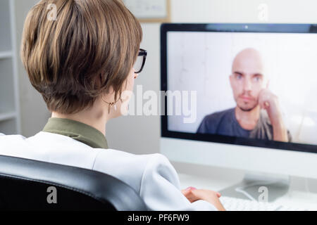 Sanità digitale concetto: medico avente incontro online con un paziente. Medico la consultazione di una persona per mezzo di conferenza web syste Foto Stock