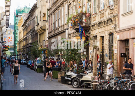 Budapest, Ungheria. 14 Agosto, 2018. Le persone si sono riunite al di fuori il Szimpla Kert in via Kazinczy, il più noto dei molti "rovina pub' nel mondo ebraico qu Foto Stock