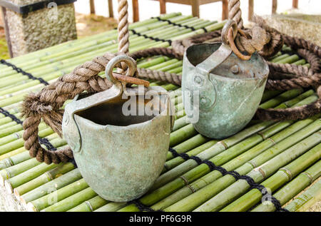 Acqua al pozzo nel santuario giapponese, Asia Foto Stock