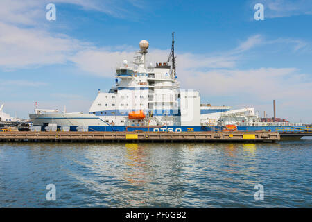 Vista del finlandese di proprietà dello stato Otis ll nave rompighiaccio ormeggiata su Katajanokka isola nella baia di Helsinki, Finlandia. Foto Stock