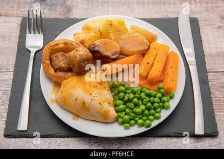 Chciken arrosto cena con verdure e salsa Foto Stock