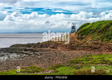 Nuvole sopra il punto di batteria faro, Portishead vicino a Bristol, Inghilterra, Regno Unito affacciato sul Severn Estuary con il Galles al di là. Foto Stock