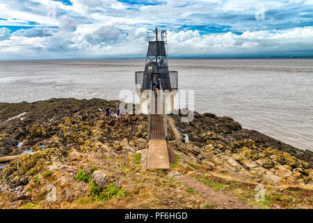 Nuvole sopra il punto di batteria faro, Portishead vicino a Bristol, Inghilterra, Regno Unito affacciato sul Severn Estuary con il Galles al di là. Foto Stock