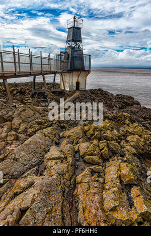 Nuvole sopra il punto di batteria faro, Portishead vicino a Bristol, Inghilterra, Regno Unito affacciato sul Severn Estuary con il Galles al di là. Foto Stock